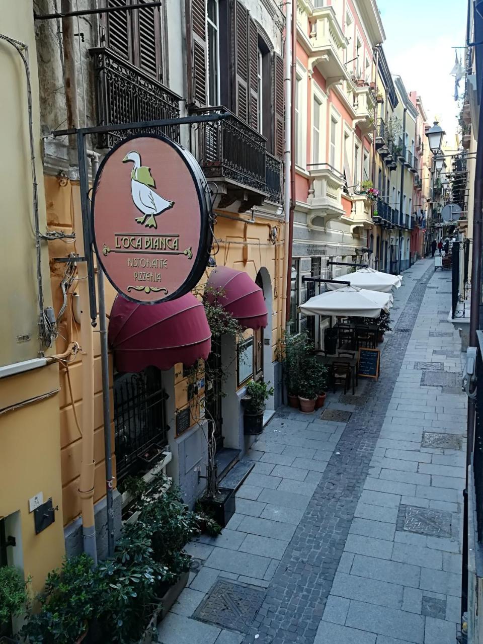 B.House Bed & Breakfast Cagliari Bagian luar foto