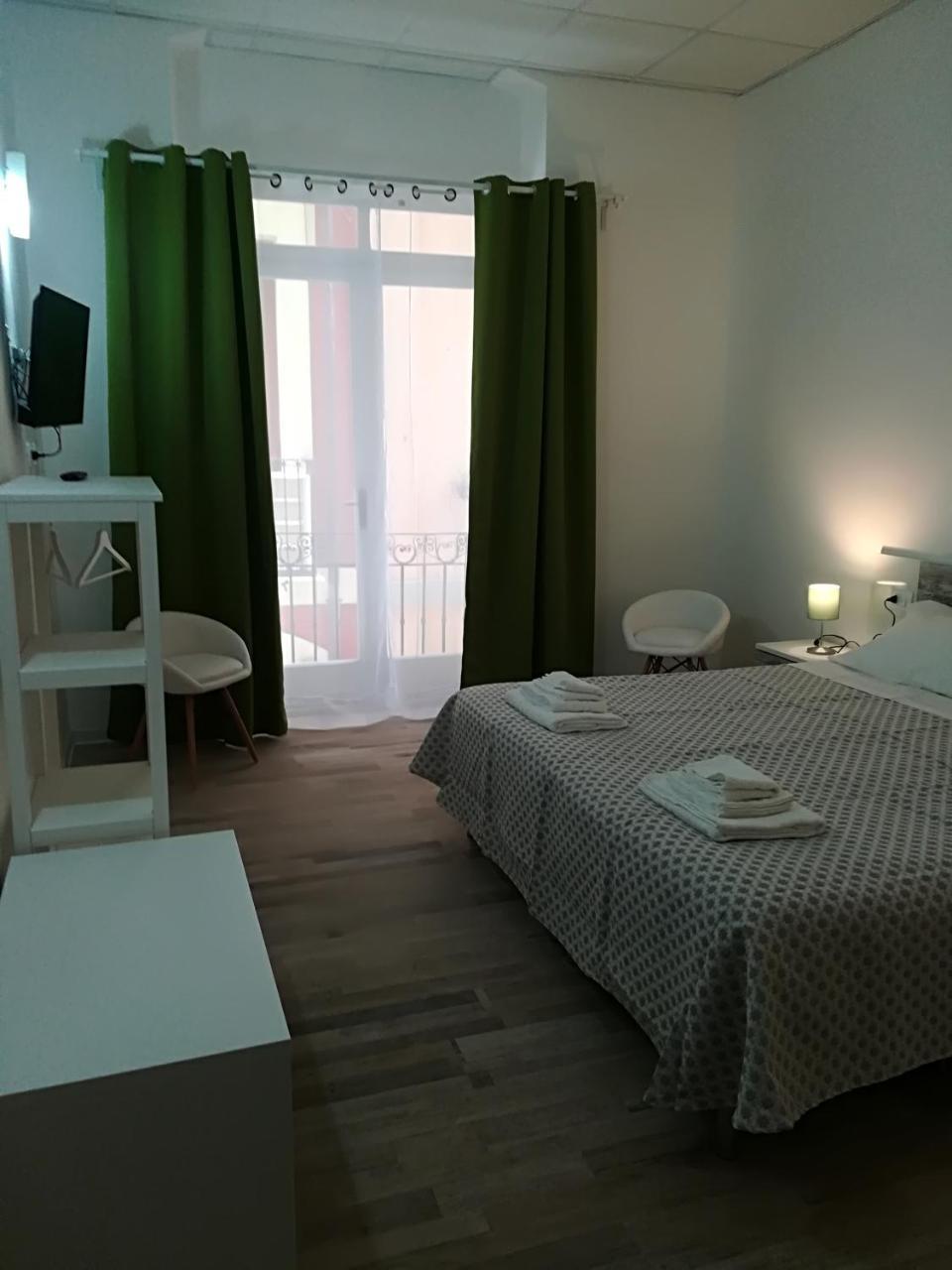 B.House Bed & Breakfast Cagliari Bagian luar foto