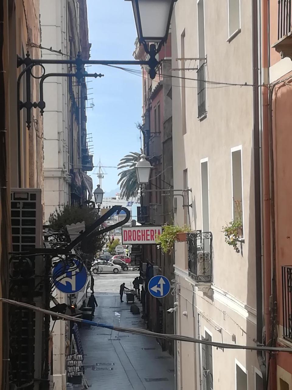 B.House Bed & Breakfast Cagliari Bagian luar foto