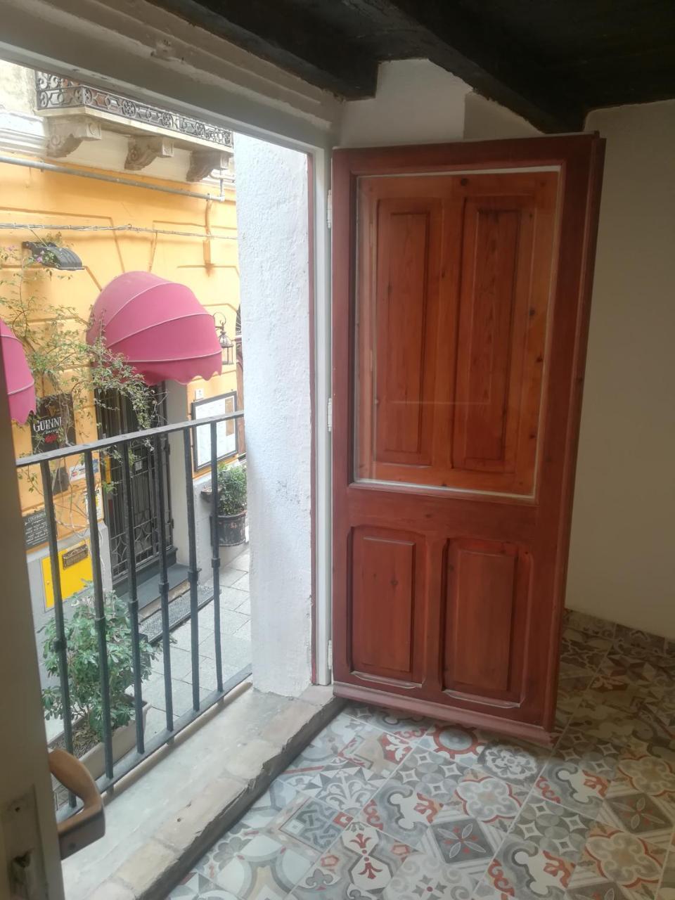 B.House Bed & Breakfast Cagliari Bagian luar foto