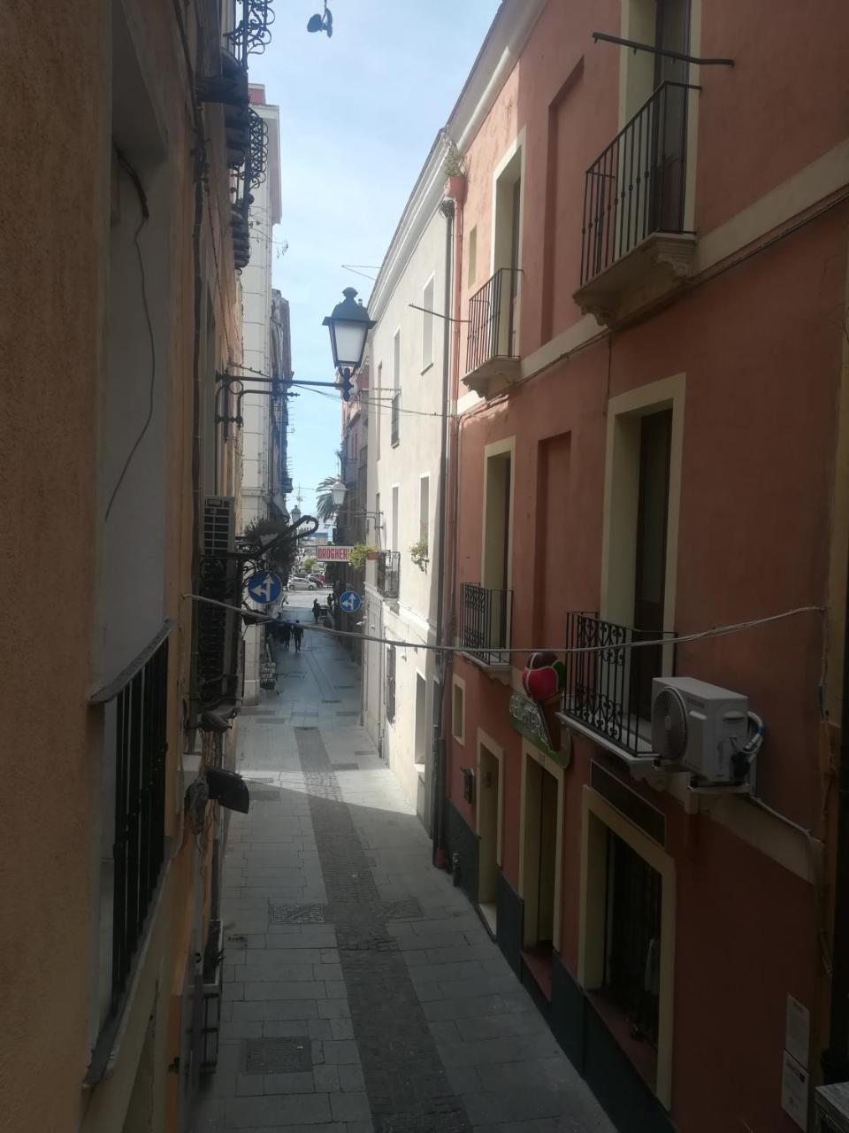 B.House Bed & Breakfast Cagliari Bagian luar foto